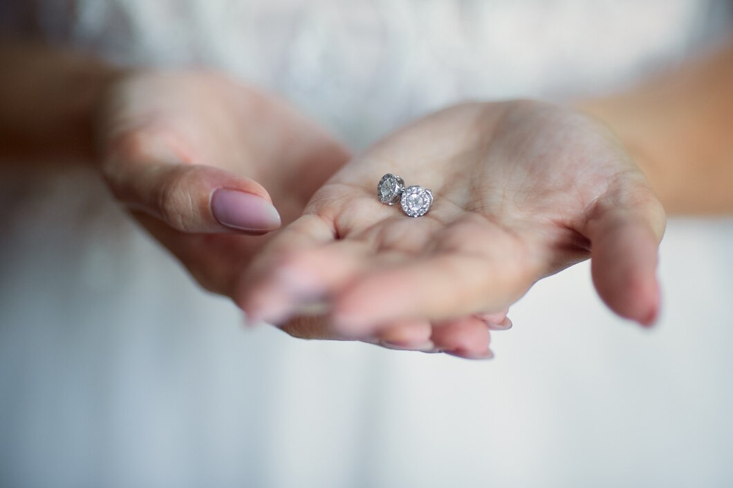 Jak wybrać idealny pierścionek zaręczynowy – praktyczne porady i sugestie