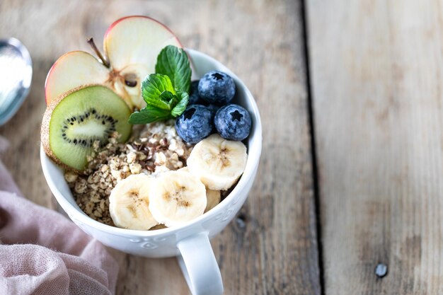 Zdrowe i naturalne śniadania: Jak granola może zmienić poranek na lepsze